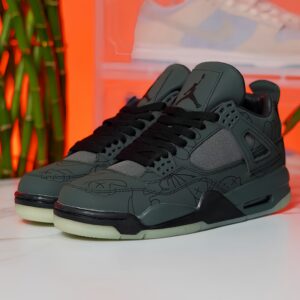Nike air jordan retro 4 "kaws black"