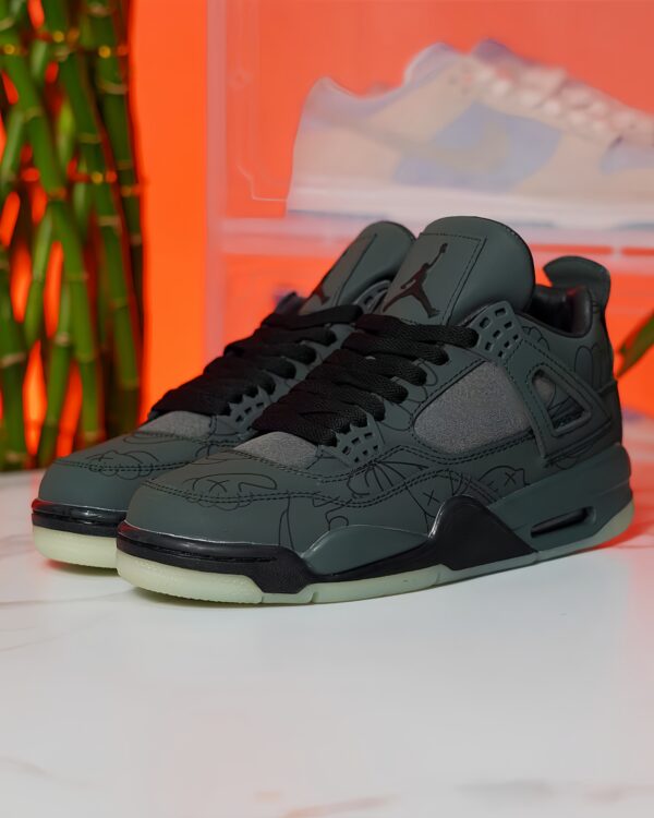 Nike air jordan retro 4 "kaws black"