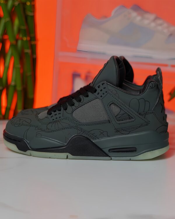 Nike air jordan retro 4 "kaws black" - Imagen 4