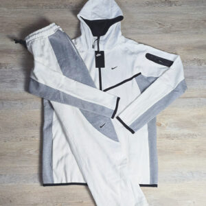 Conjunto Nike tech fleece "loose fit"